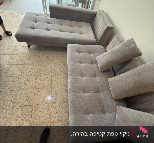 ספות אפורות בחדר עם רצפת קרמיקה